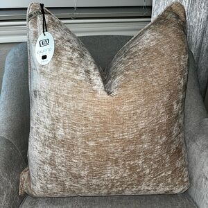 1-NWT CALLISTO HOME CHENILE VELVET LUXURY PILLOWS DECORATIVE PILLOW